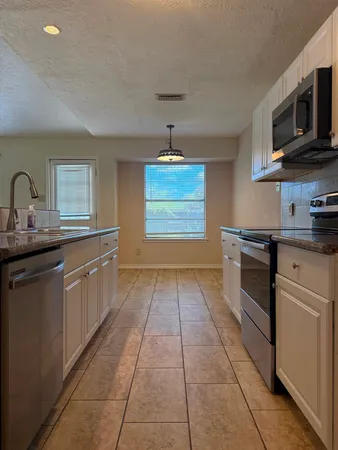 $1,950 | 4327 Townes Forest Road, Friendswood, TX 77546