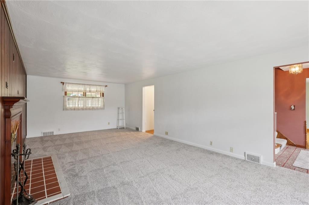 714 Colonial Drive Apollo, PA 15613 - Photo 11 of 32 an empty room with windows