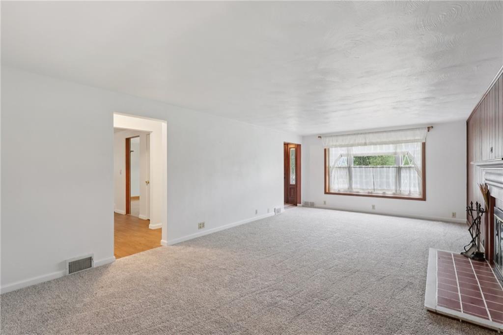 714 Colonial Drive Apollo, PA 15613 - Photo 12 of 32 an empty room with windows