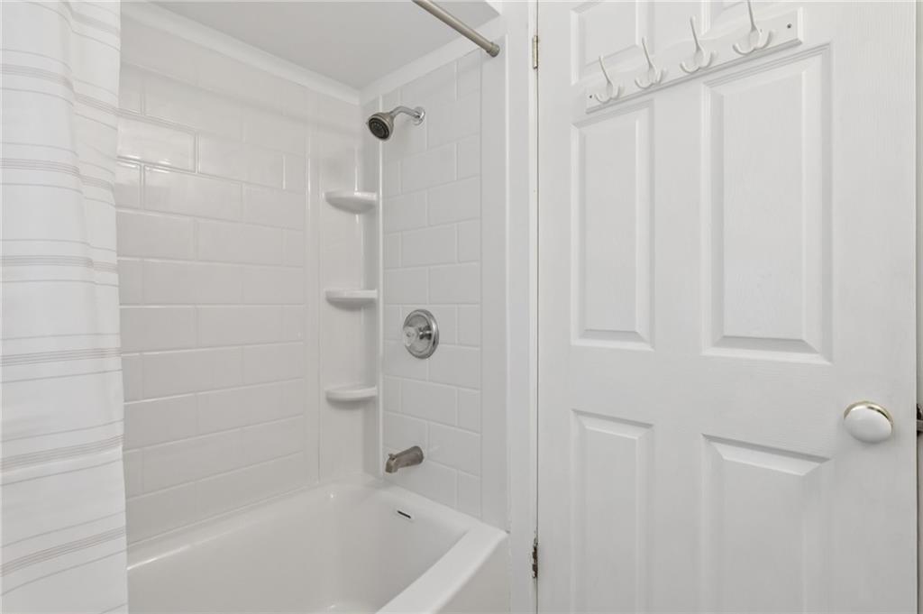 714 Colonial Drive Apollo, PA 15613 - Photo 23 of 32 a bathroom with a bathtub
