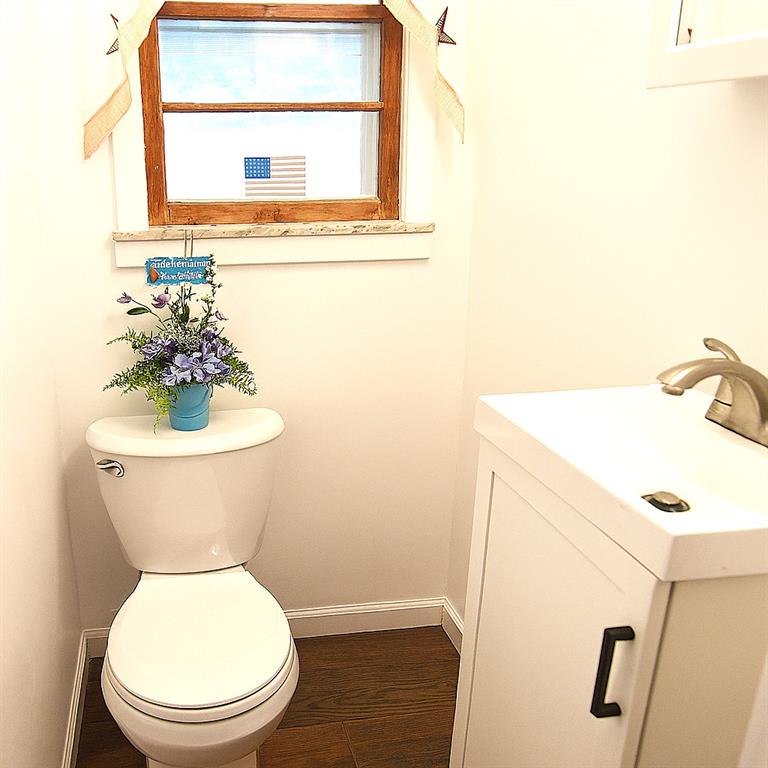 714 Colonial Drive Apollo, PA 15613 - Photo 9 of 32 a bathroom with a toilet sink and mirror