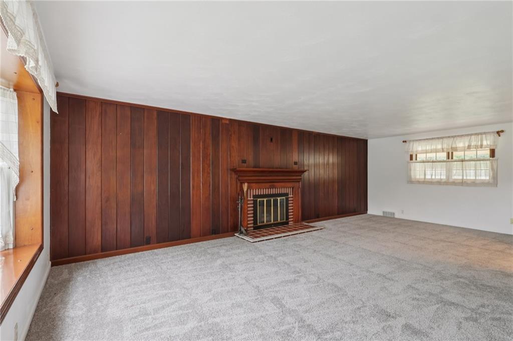 714 Colonial Drive Apollo, PA 15613 - Photo 10 of 32 an empty room with windows