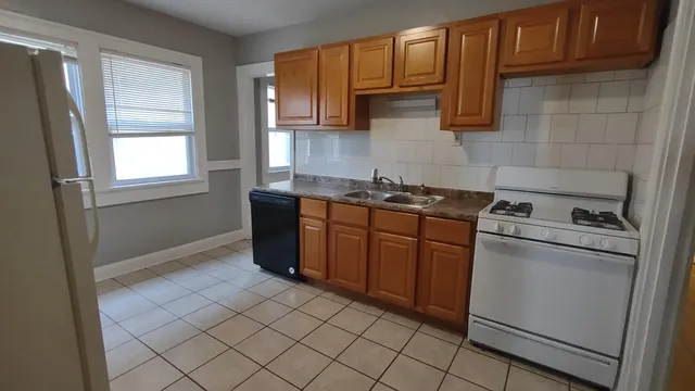 $1,850 | 3038 North Farwell Avenue, Milwaukee, WI 53211