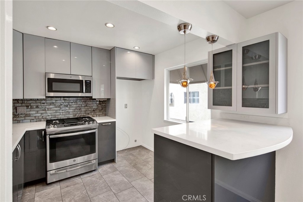 9745 Vía Roma Burbank, CA 91504 - Photo 10 of 38