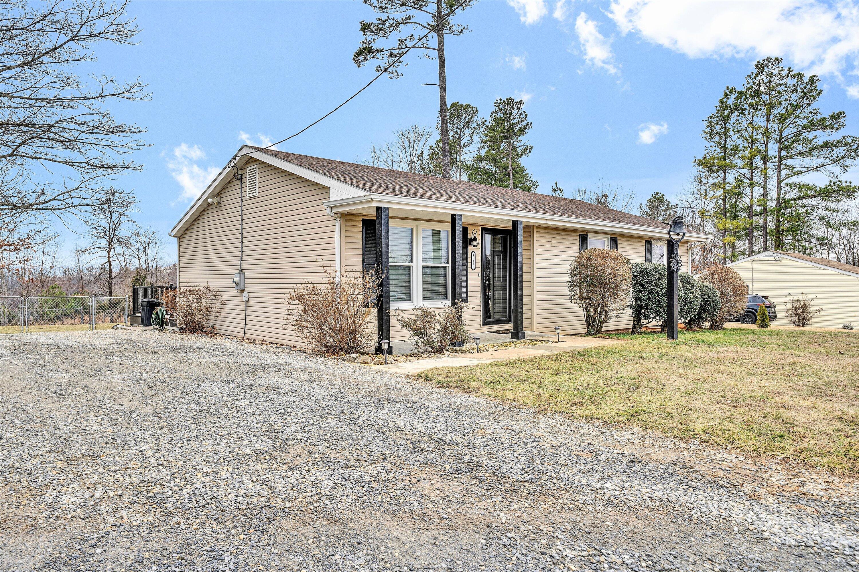 5050 Stewartsville Road Moneta, VA 24121 - Photo 3 of 31 03-SGP-00004