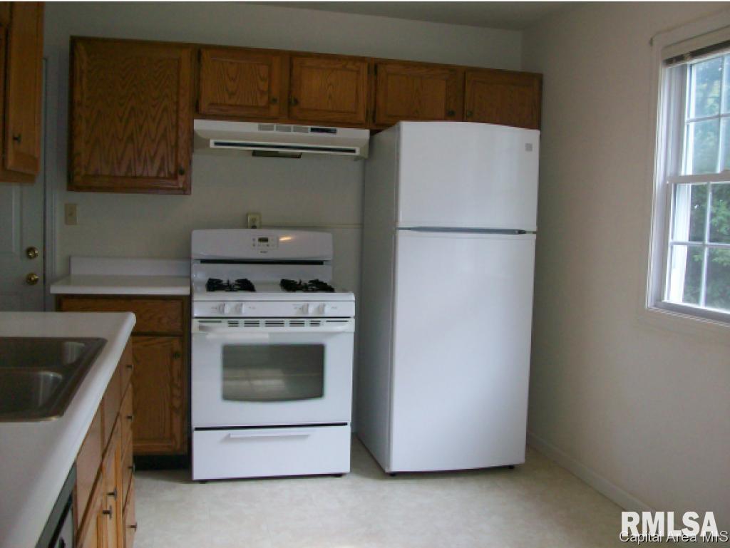 8 Reed Court Springfield, IL 62704 - Photo 2 of 6 Gallery Image 2