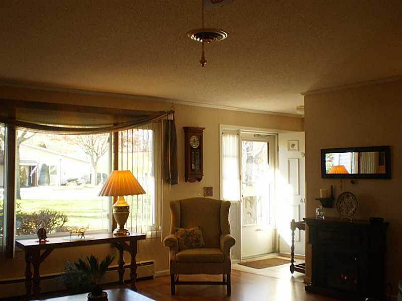 41 Fox Ridge Crescent, Unit 41 Warwick, RI 02886 - Photo 3 of 24 Living Room.