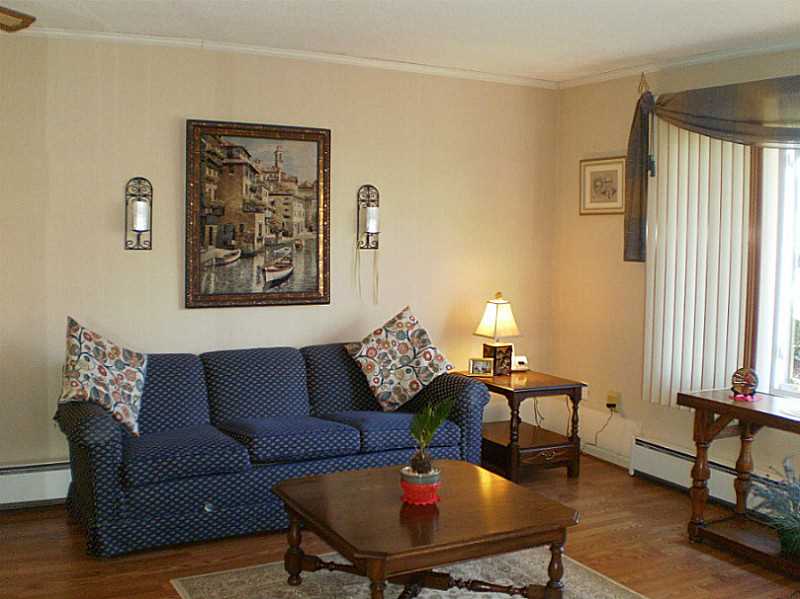 41 Fox Ridge Crescent, Unit 41 Warwick, RI 02886 - Photo 4 of 24 Living Room.