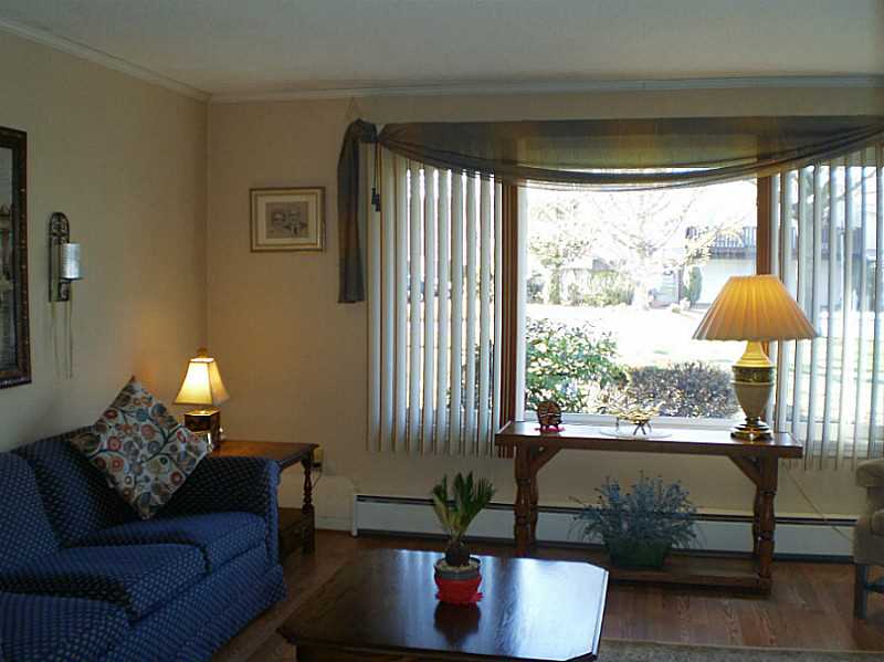 41 Fox Ridge Crescent, Unit 41 Warwick, RI 02886 - Photo 5 of 24 Living Room.