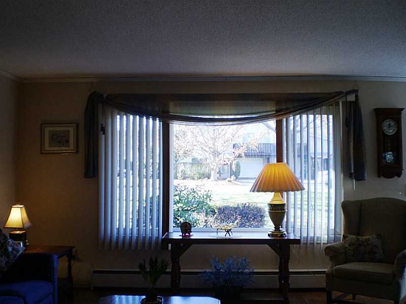 41 Fox Ridge Crescent, Unit 41 Warwick, RI 02886 - Photo 6 of 24 Living Room.