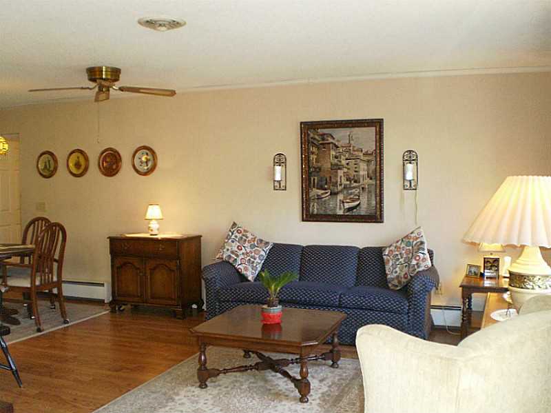 41 Fox Ridge Crescent, Unit 41 Warwick, RI 02886 - Photo 7 of 24 Living Room.