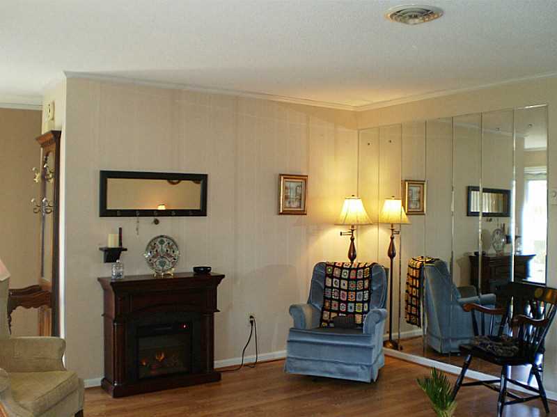 41 Fox Ridge Crescent, Unit 41 Warwick, RI 02886 - Photo 8 of 24 Living Room.