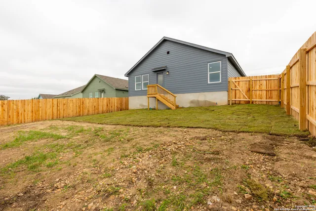 a view of an house with backyard