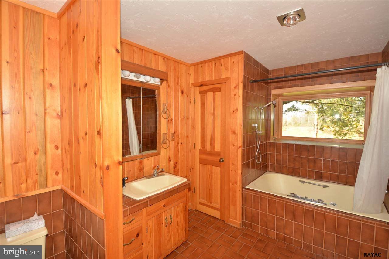 744 Guernsey Road Aspers, PA 17304 - Photo 7 of 32