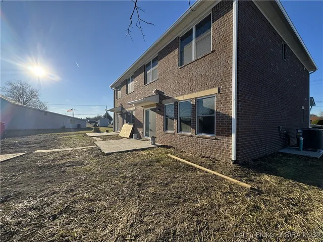 $2,110 | 2020 Greentree North, Clarksville, IN 47129