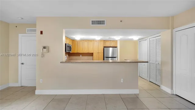 $2,100 | 120 Douglas Road, Unit 505, Miami, FL 33134