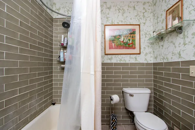 $300,000 | 225 Charles Street, Lyndon, VT 05851