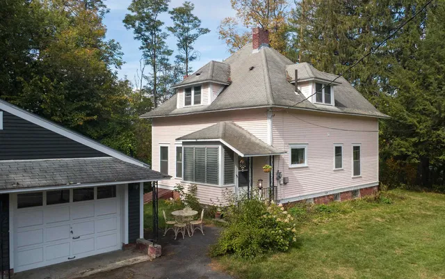 $300,000 | 225 Charles Street, Lyndon, VT 05851
