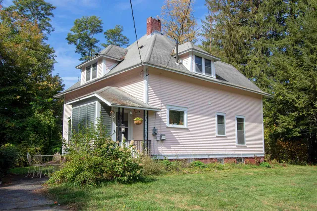$300,000 | 225 Charles Street, Lyndon, VT 05851