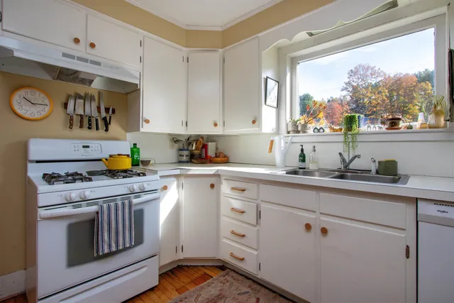 $300,000 | 225 Charles Street, Lyndon, VT 05851