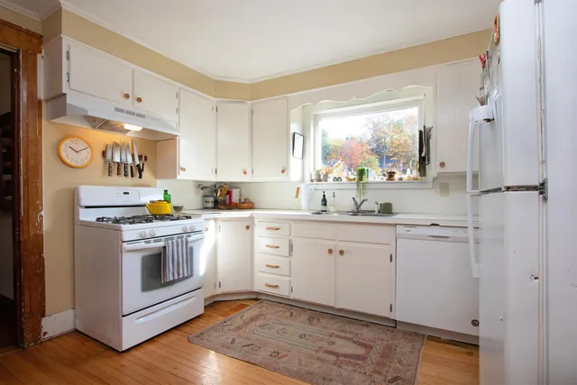 $300,000 | 225 Charles Street, Lyndon, VT 05851