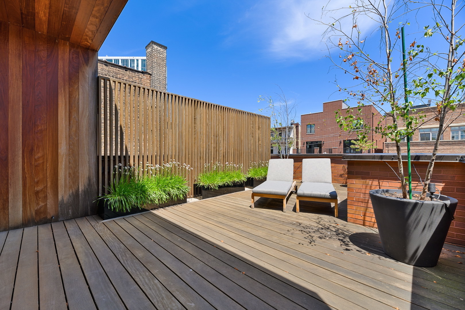 2249 North Burling Street Chicago, IL 60614 - Photo 37 of 41 a view of a backyard with sitting area