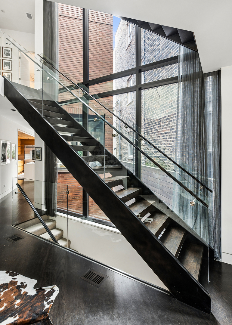 2249 North Burling Street Chicago, IL 60614 - Photo 7 of 41 a view of entryway