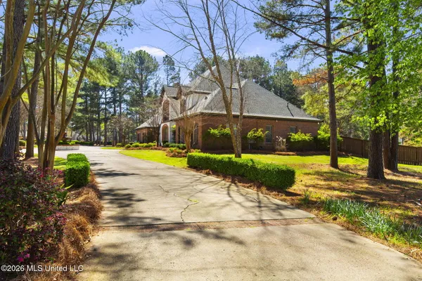 $875,000 | 6 Eastbrooke Circle, Madison, MS 39110