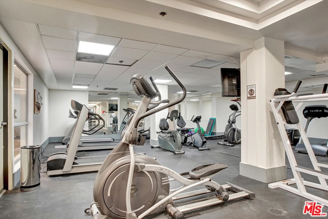 10600 Wilshire Boulevard, Unit 519 Los Angeles, CA 90024 - Photo 22 of 27 a view of a room with gym equipment