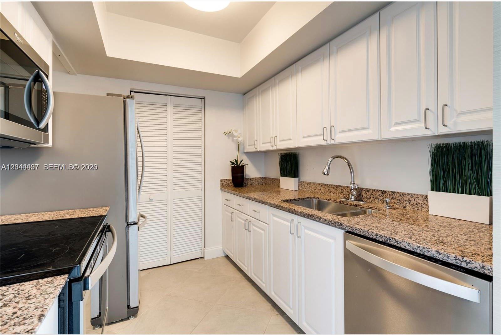 90 Alton Road, Unit 1207 Miami Beach, FL 33139 - Photo 10 of 24