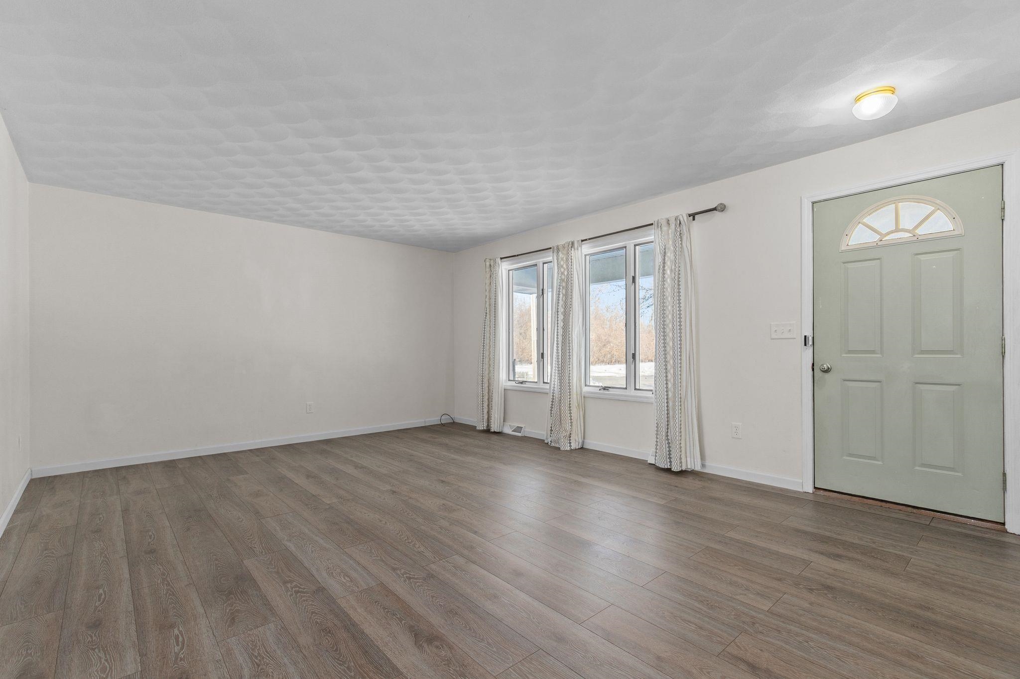 201 East Meadow Grove Boulevard Appleton, WI 54915 - Photo 5 of 34