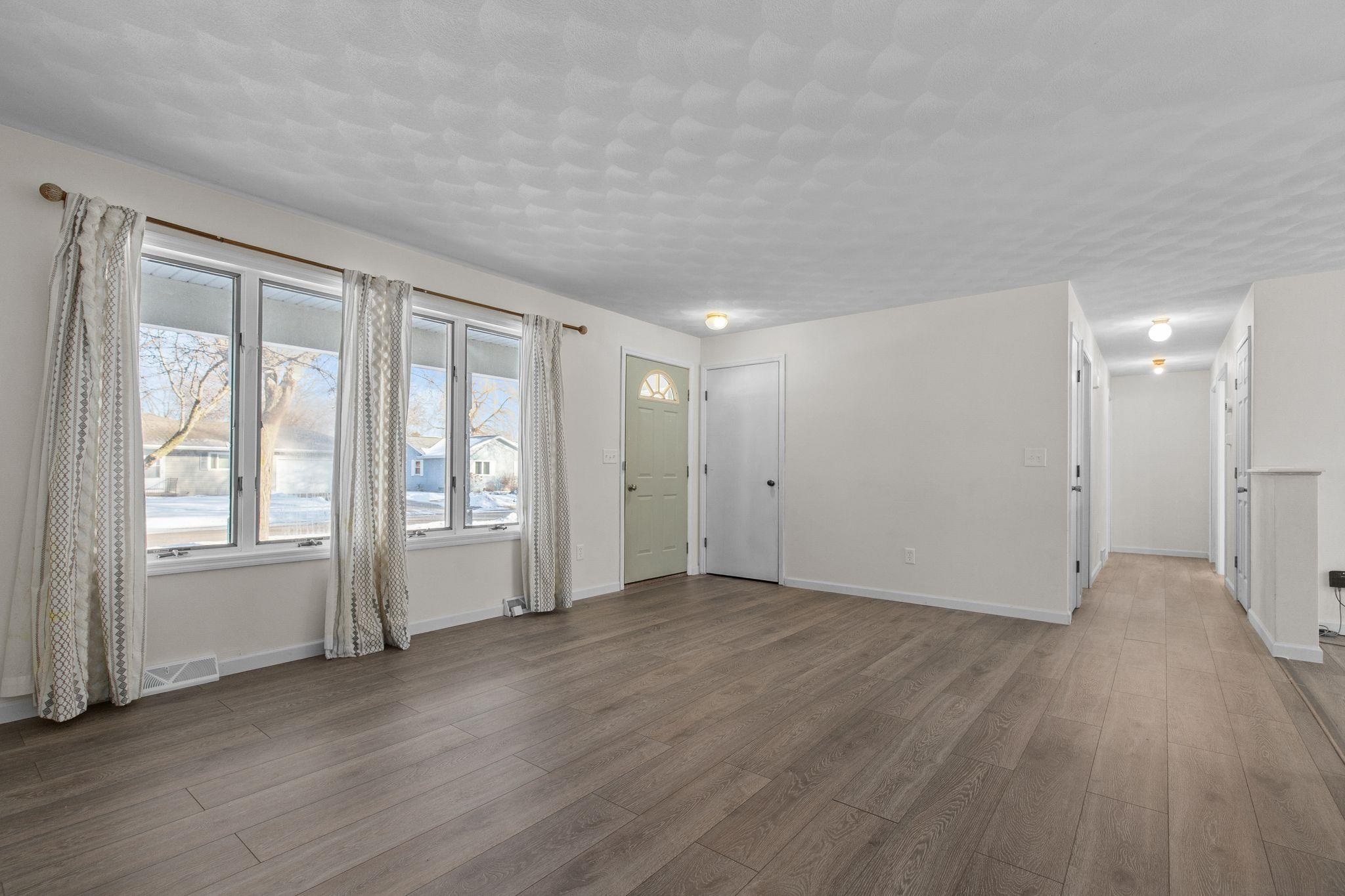 201 East Meadow Grove Boulevard Appleton, WI 54915 - Photo 7 of 34