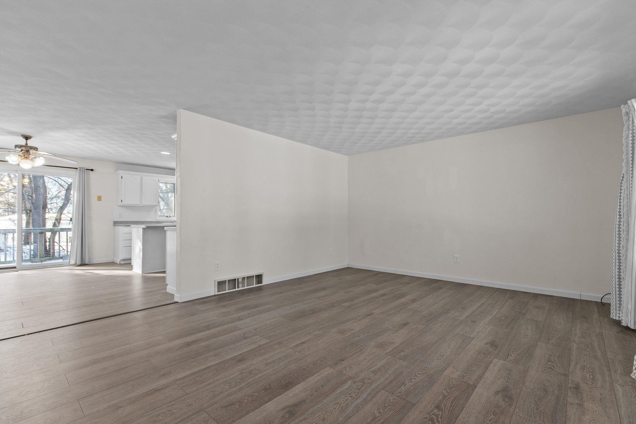 201 East Meadow Grove Boulevard Appleton, WI 54915 - Photo 8 of 34