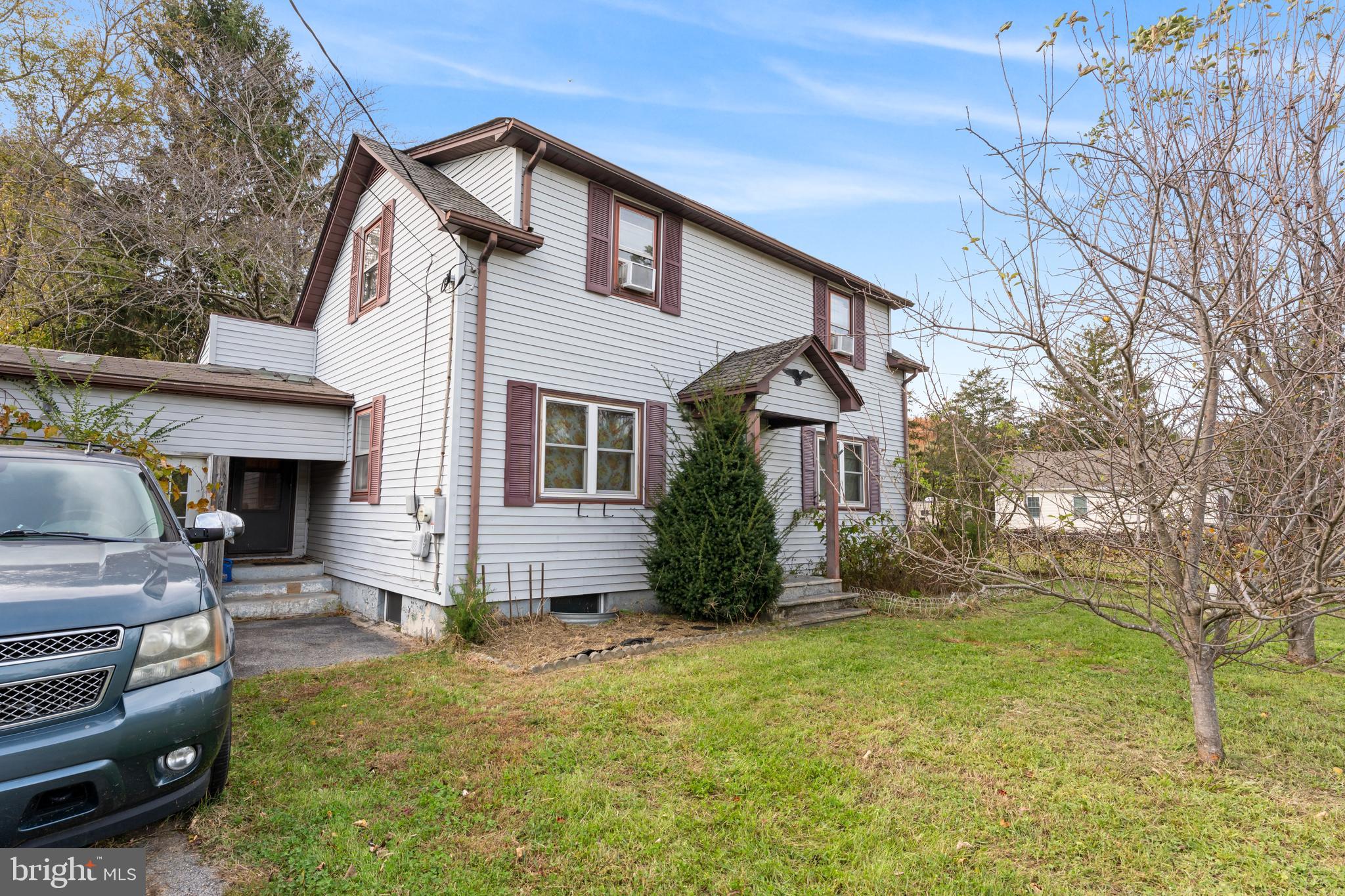 a view of a house with a yard