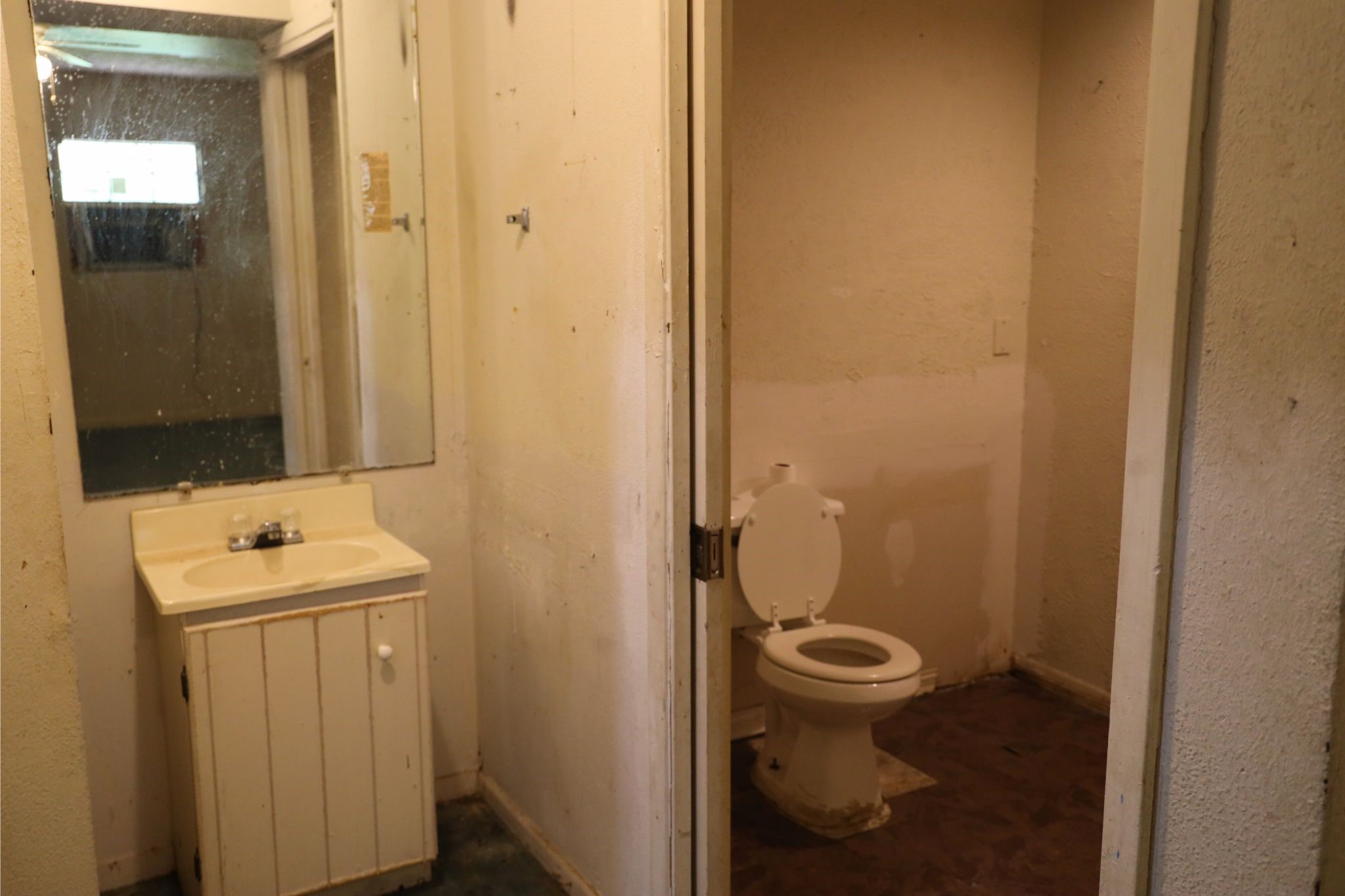 6680 Helbig Road Beaumont, TX 77708 - Photo 15 of 20 a bathroom with a toilet sink and mirror