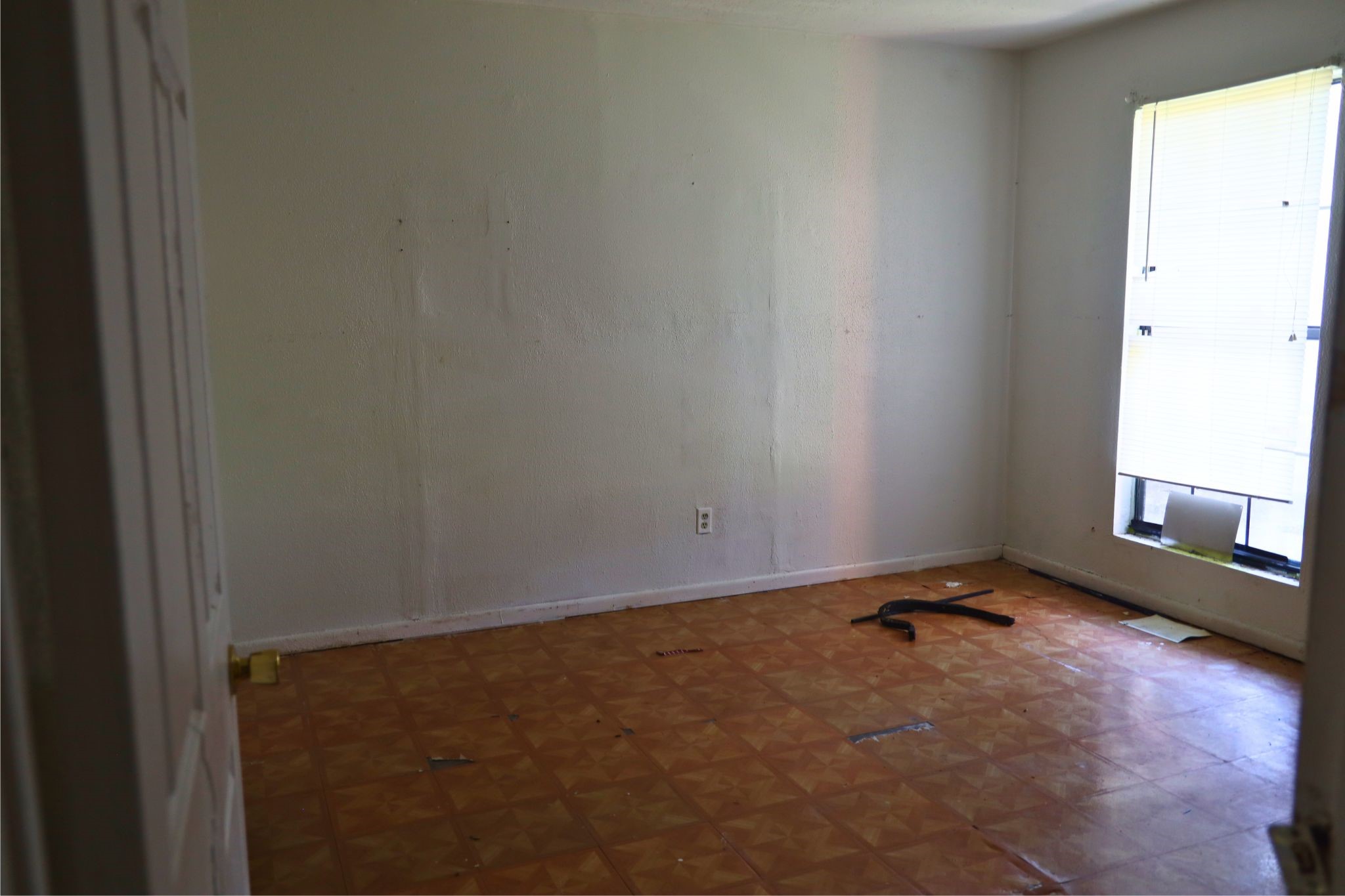 6680 Helbig Road Beaumont, TX 77708 - Photo 6 of 20 a room with a window