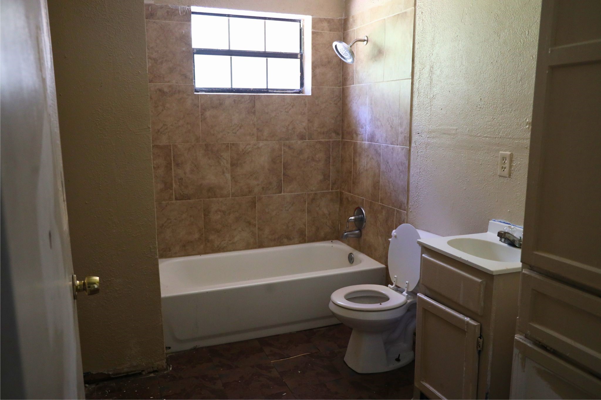 6680 Helbig Road Beaumont, TX 77708 - Photo 7 of 20 a bathroom with a toilet sink and bathtub