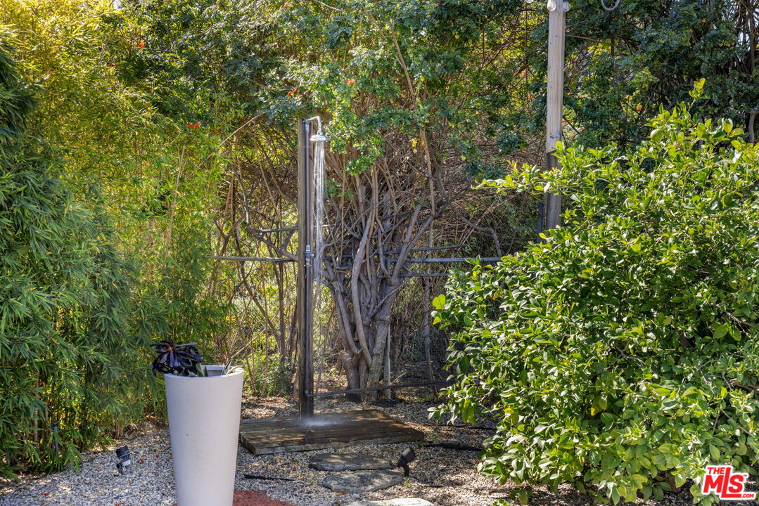 970 West Lehigh Street Altadena, CA 91001 - Photo 25 of 33 a view of a outdoor space and a fountain