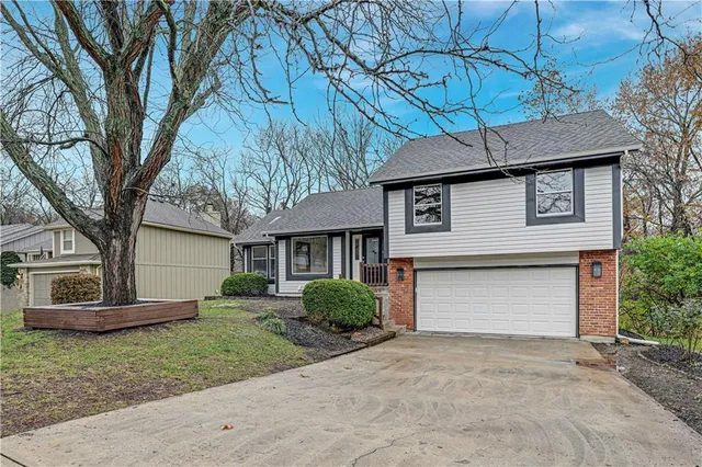 $415,000 | 9318 Greenway Lane, Lenexa, KS 66215