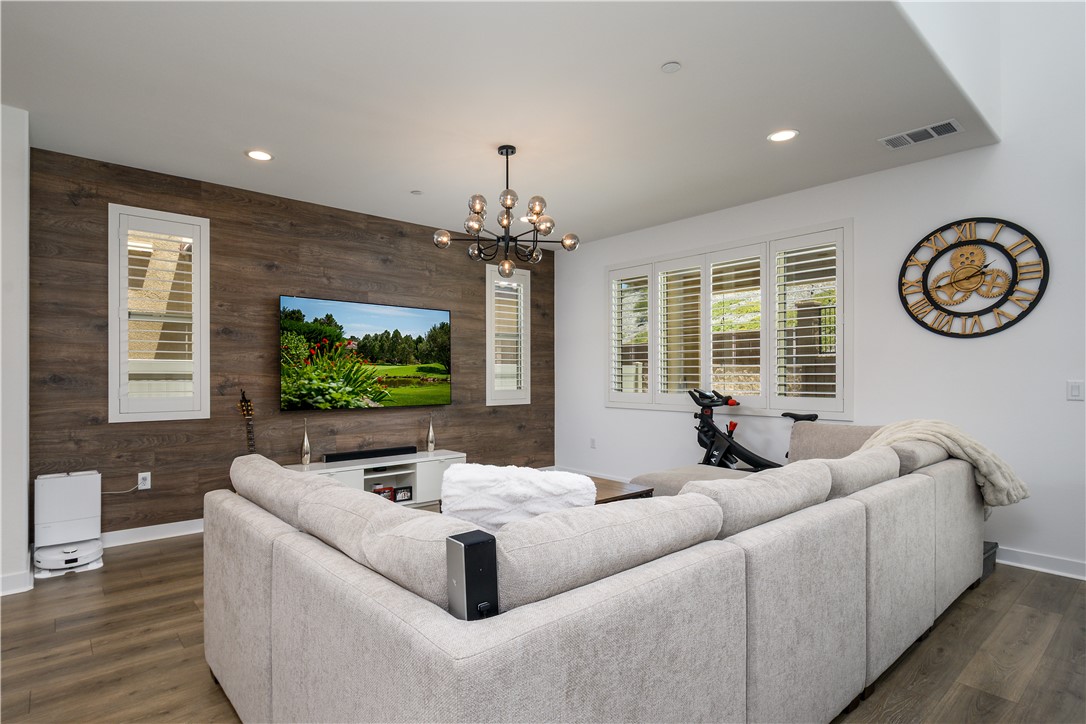 2821 Bridgetide Road Corona, CA 92883 - Photo 6 of 38 Livingroom