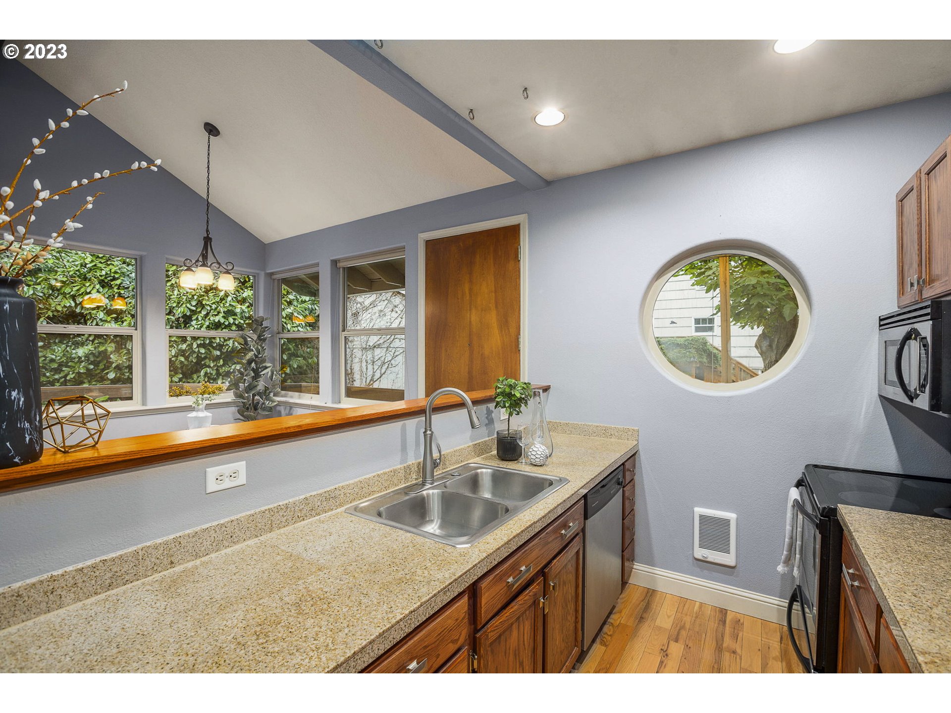 5223 Southwest View Point Terrace, Unit 2 Portland, OR 97239 - Photo 8 of 23 Gallery Image 8