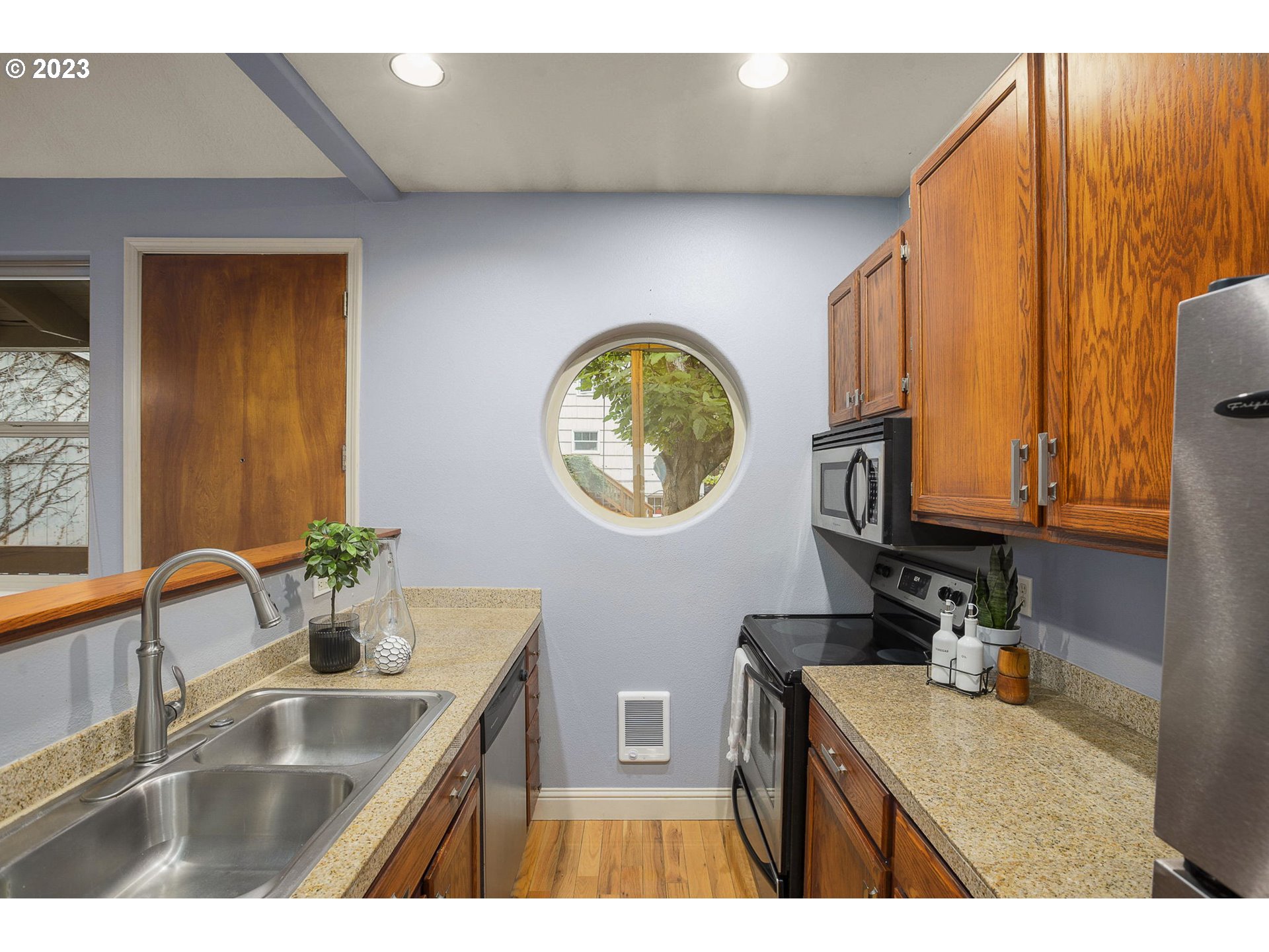 5223 Southwest View Point Terrace, Unit 2 Portland, OR 97239 - Photo 9 of 23 Gallery Image 9