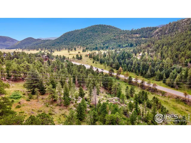 a black and white photo of a building