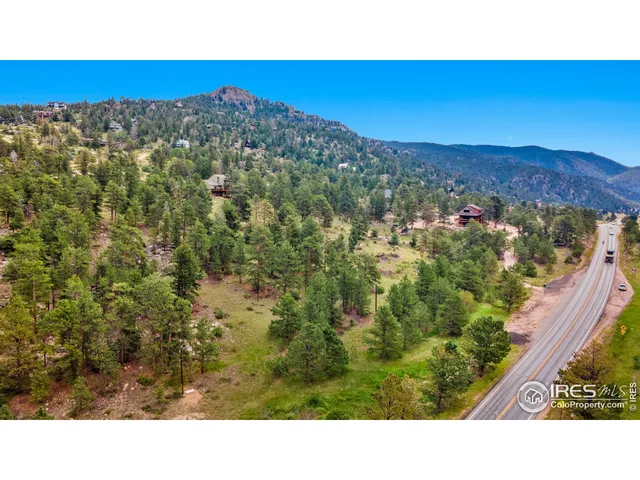 a black and white photo of a building