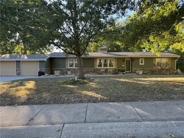 $427,000 | 314 Southwest Walnut Street, Lee's Summit, MO 64063