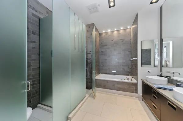 $1,399,000 | 500 West Superior Street, Unit 2704, Chicago, IL 60654