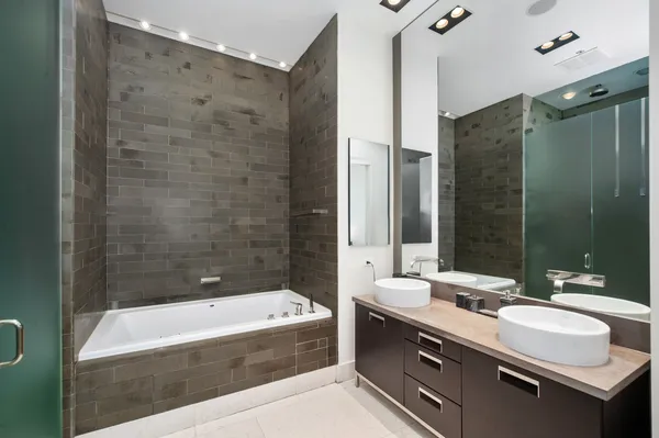 $1,399,000 | 500 West Superior Street, Unit 2704, Chicago, IL 60654