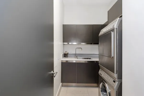$1,399,000 | 500 West Superior Street, Unit 2704, Chicago, IL 60654
