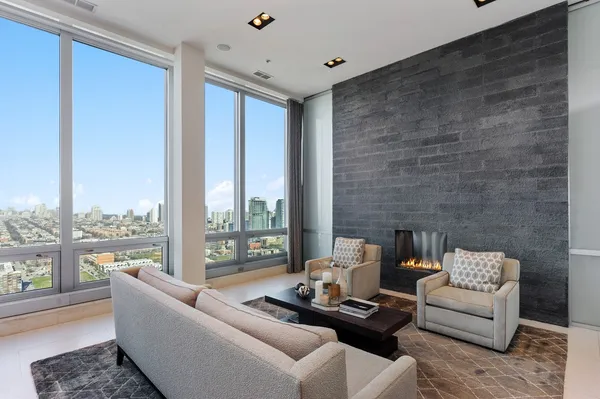 $1,399,000 | 500 West Superior Street, Unit 2704, Chicago, IL 60654