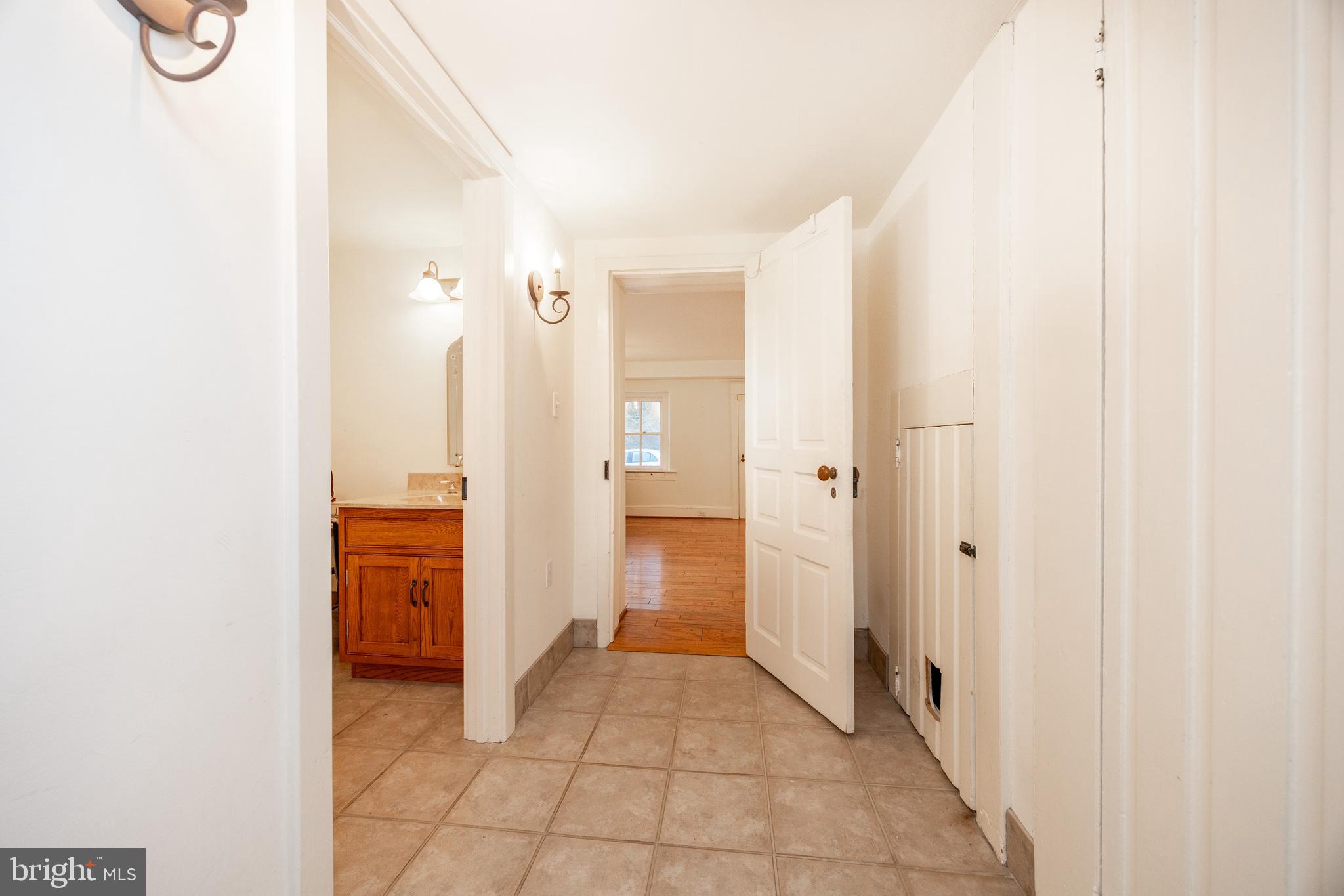 580 Reeds Road Downingtown, PA 19335 - Photo 12 of 82 Original home: Hallway